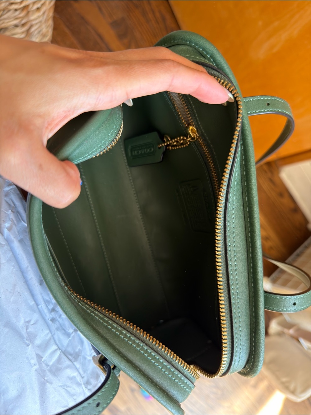 Coach Swing Zip Bag Green Glovetanned Leather Shoulder Bag with Brass Hardware - Picture 4 of 4